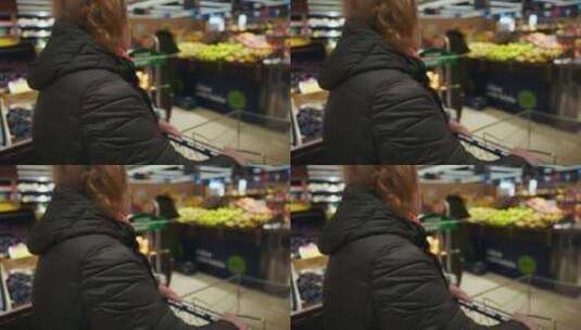 杂货店购物之旅一个老年妇女在整个食品市场高清在线视频素材下载