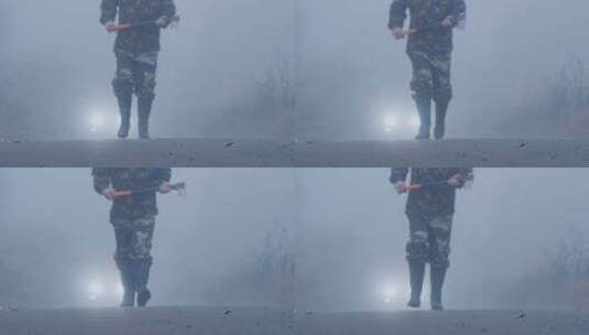 拿着斧头的士兵走在雾中高清在线视频素材下载