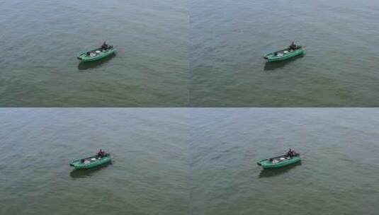 海上一船一人垂钓者高清在线视频素材下载