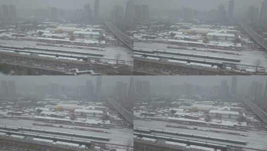 航拍武汉长江二桥冬天下雪火车轨道高清在线视频素材下载