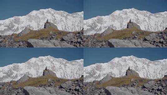 平衡石头和雪山，在美丽的喜马拉雅平衡石头高清在线视频素材下载