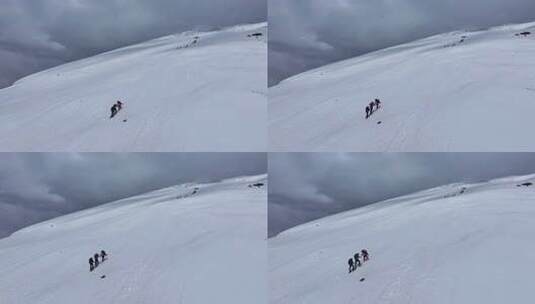 航拍攀登慕士塔格峰雪山冰川的登山队高清在线视频素材下载