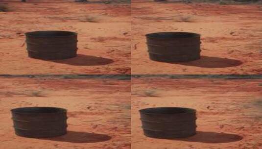 沙子上的旧空生锈桶高清在线视频素材下载