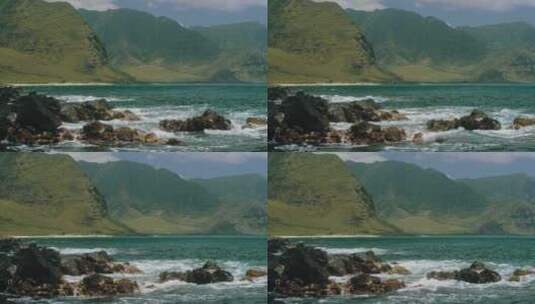 晴天，粗糙的岸边岩石上的水位随着波浪上升高清在线视频素材下载
