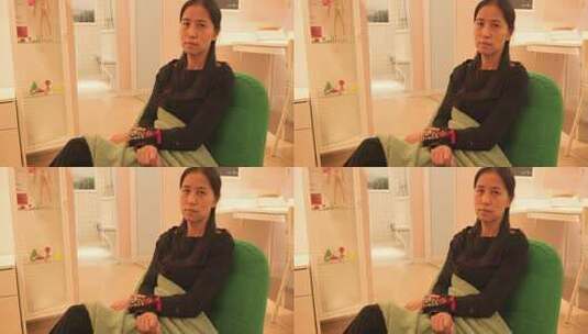 室内坐着的女性高清在线视频素材下载