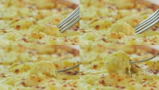 用叉子挑起榴莲披萨的果肉高清在线视频素材下载