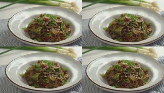 传统亚洲荞麦面、荞麦面配蔬菜特写高清在线视频素材下载
