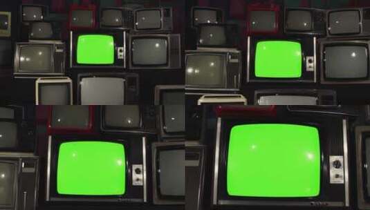许多复古电视之间带有绿屏的老式电视机。多莉在。4K版。高清在线视频素材下载