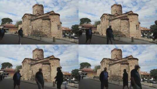 内塞巴尔保加利亚圣约翰浸信会教堂前来往的游客高清在线视频素材下载