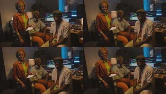 快乐黑人女歌手在录音棚与制作人合影高清在线视频素材下载