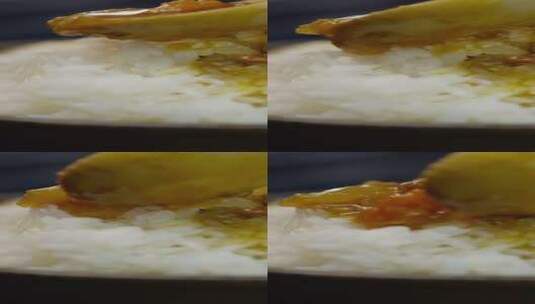 4K竖屏一碗米饭上淋上蟹黄酱1高清在线视频素材下载