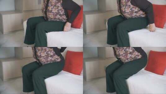 腰酸背痛的老年妇女试图从沙发上站起来高清在线视频素材下载