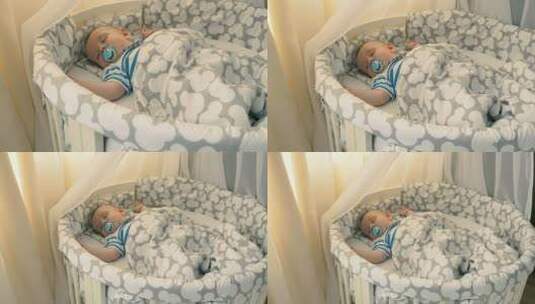 漂亮的小男孩和假人睡在婴儿床里高清在线视频素材下载