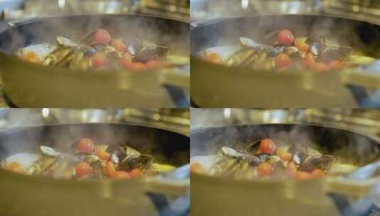 厨师在锅里烹饪贻贝 高清在线视频素材下载
