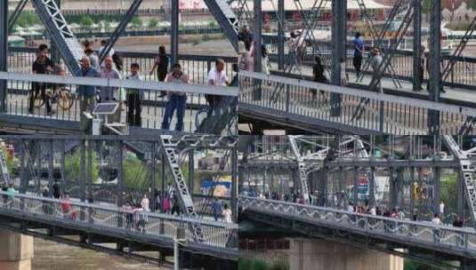 兰州市中山桥行人桥上行走高清在线视频素材下载