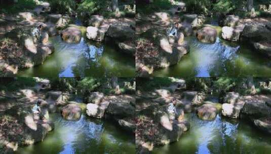 绿色森林山涧溪水水潭玩水的可爱中国女孩高清在线视频素材下载