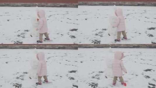 在大雪天气中的天坛公园圜丘玩耍的小孩高清在线视频素材下载