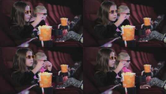两个女孩在电影院看电影高清在线视频素材下载