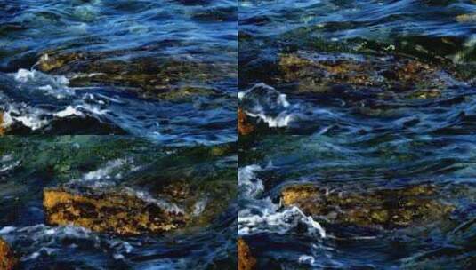 海浪和海岸岩石的纹理高清在线视频素材下载