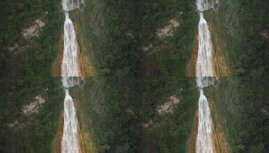 从高山上流下的瀑布高清在线视频素材下载