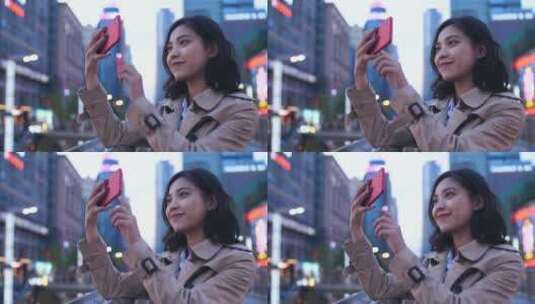 美丽女孩街头用手机拍照旅游城市高清在线视频素材下载