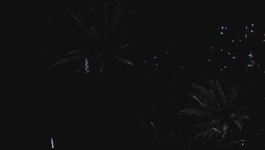 烟花高帧实拍新年节日庆祝夜晚天空五颜六色高清在线视频素材下载