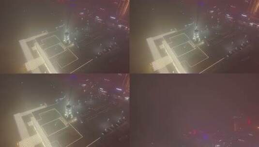 夜晚雾中城市街道车辆灯光璀璨景象高清在线视频素材下载