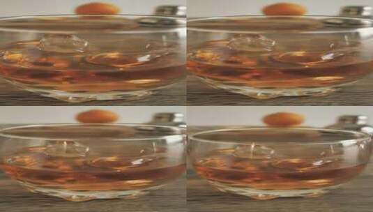 加威士忌的小玻璃杯加冰块高清在线视频素材下载