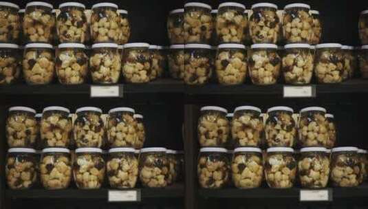 流行的小吃腌蘑菇(毛瘤)高清在线视频素材下载
