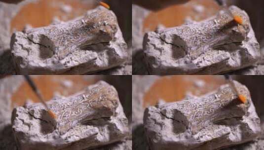 考古人员用刷子轻轻升格扫除文物上的灰土高清在线视频素材下载