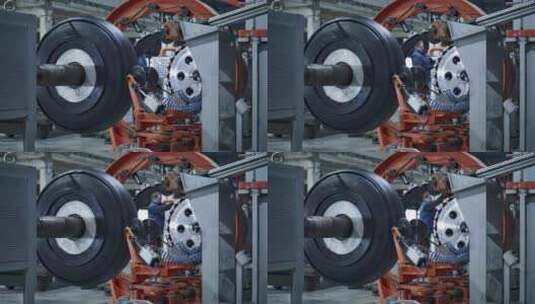 轮胎生产制造工人在工厂控制生产过程高清在线视频素材下载