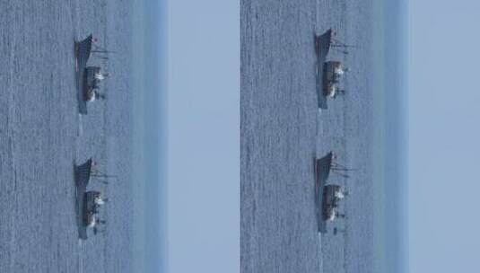 一条渔船驶过威海褚岛的海面高清在线视频素材下载
