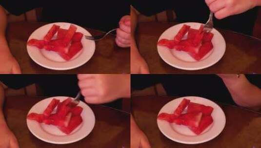 小孩用叉子在吃西瓜片高清在线视频素材下载