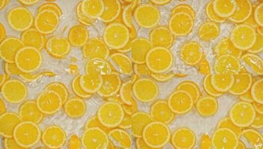 冰爽的柠檬片落下高清在线视频素材下载