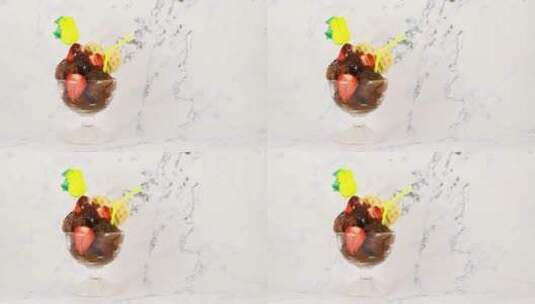 用草莓和巧克力屑装饰的巧克力冰淇淋高清在线视频素材下载