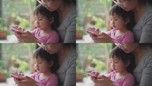 妈妈和宝宝一起看手机学习儿歌高清在线视频素材下载