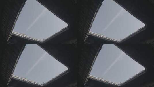 古建筑天井中仰望天空LOG视频素材高清在线视频素材下载