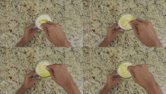 把蛋黄酱和芥末混合成奶油，在家做酱汁高清在线视频素材下载