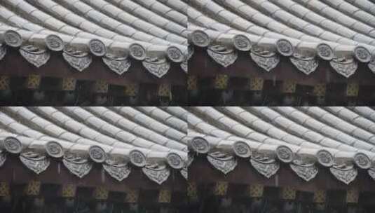 秋季下雨中岱庙古迹古建筑屋檐滴水雨中景色高清在线视频素材下载