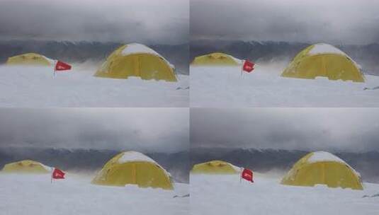 大风中的新疆慕士塔格峰雪山的登山者C1营地高清在线视频素材下载