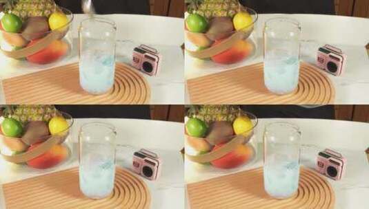饮料杯中加入蓝色布丁果冻高清在线视频素材下载