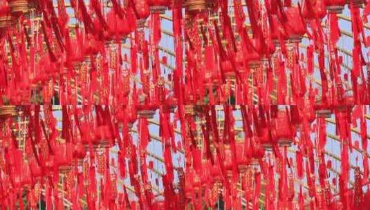 春节挂满过道的红灯笼和祝福语高清在线视频素材下载