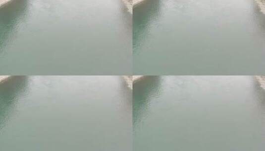 流动清澈的清江河河水水流高清在线视频素材下载