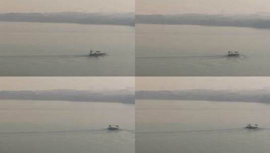 早上的小城镇渔民坐船打鱼高清在线视频素材下载
