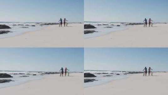 夫妇在海滩上骑自行车散步高清在线视频素材下载