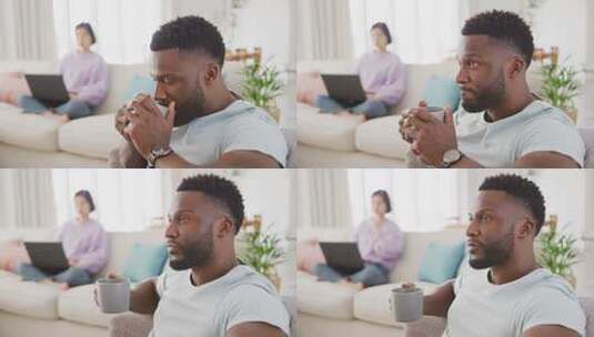 男子在客厅喝咖啡高清在线视频素材下载