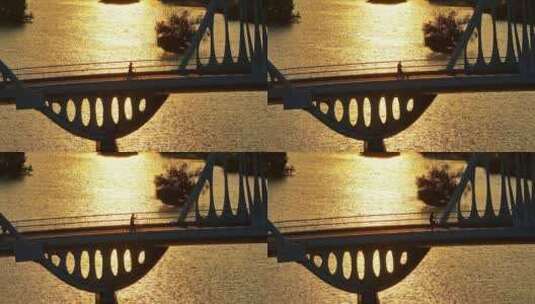 黄昏下大桥上行人拍照高清在线视频素材下载