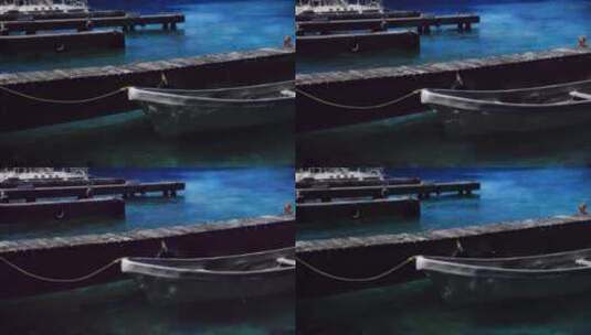 海豚船在水上漂浮着高清在线视频素材下载