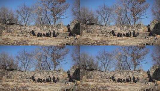 冬日传统古村落里晒太阳的老人高清在线视频素材下载