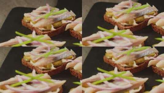 木桌特写荷兰斯堪的纳维亚三明治配鲱鱼洋葱高清在线视频素材下载